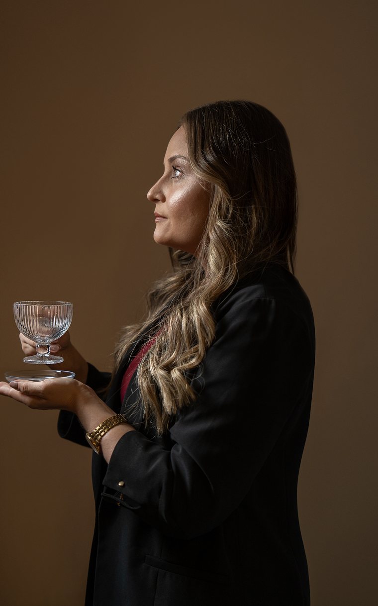 Retrato de perfil de Monique Almeida